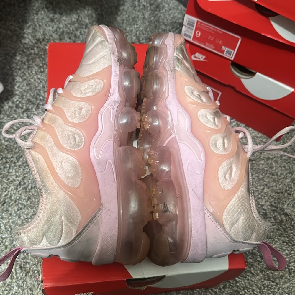 Nike VaporMax Plus Free Gift 🎁
Bubblegum Pink Sneakers 👟 Size 9 (Used Dirty) - Picture 11 of 12